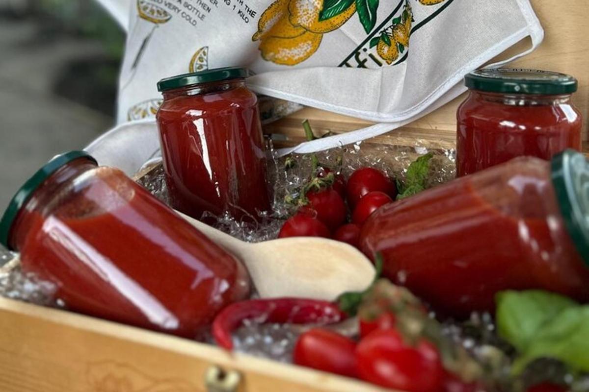 kotak yang diisi dengan sos tomato dan buah-buahan dan sayur-sayuran lain