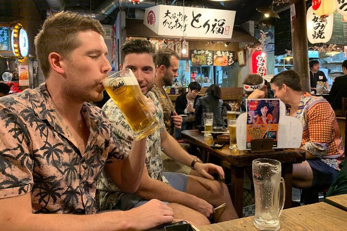un gruppo di uomini seduti al bar a bere birra