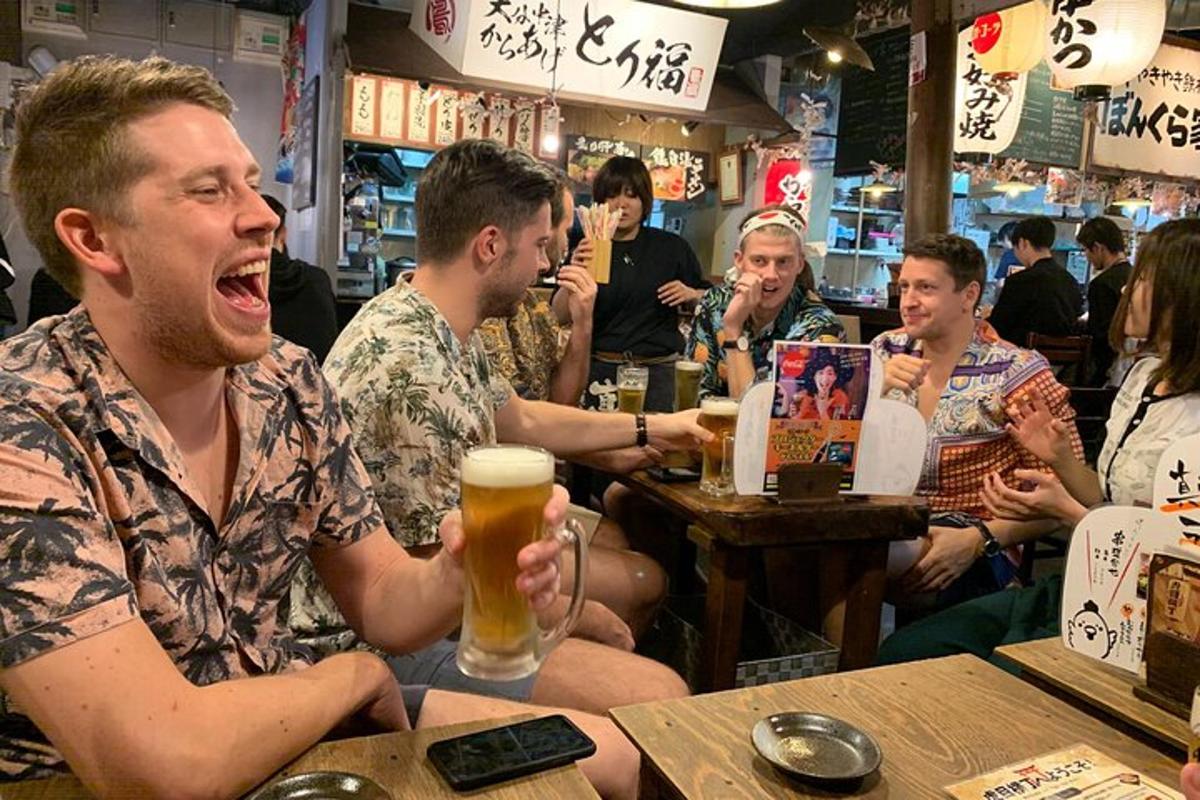 skupina lidí sedících v baru a pijících pivo