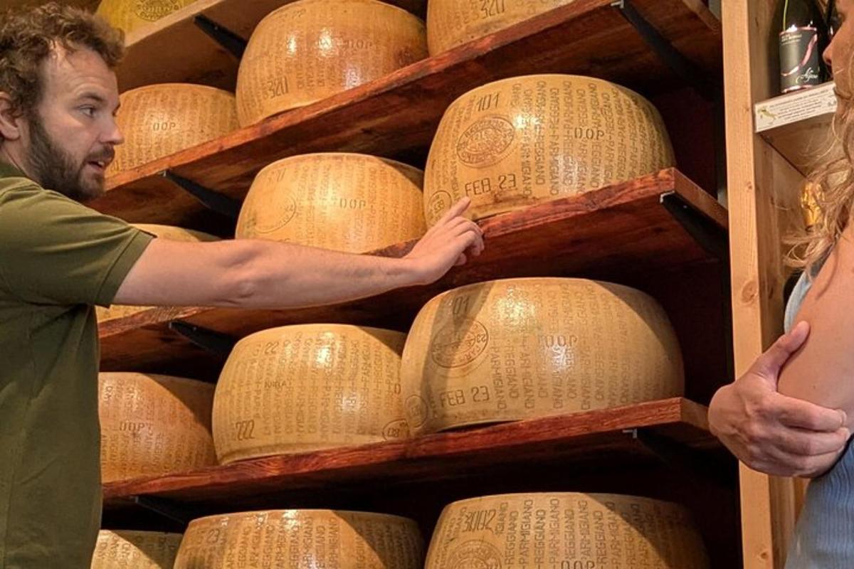 một người đàn ông và một người phụ nữ đang nhìn vào một kệ phô mai