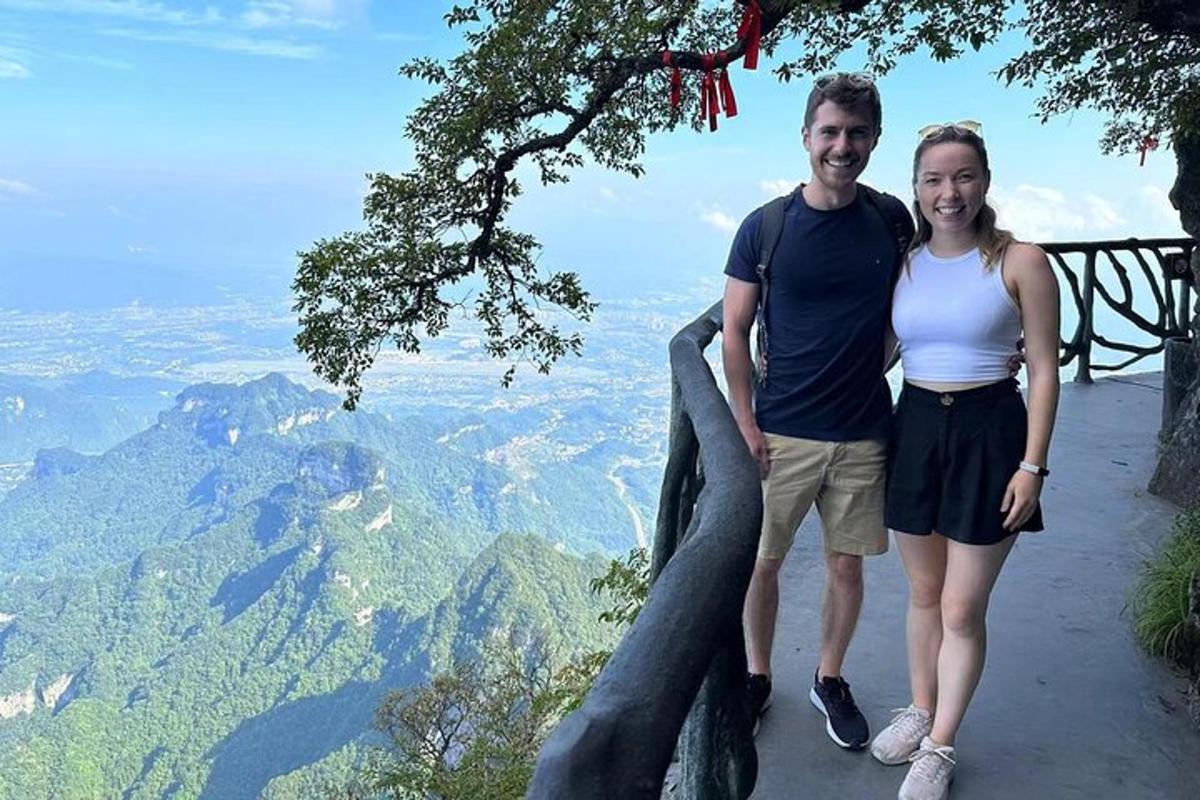 um homem e uma mulher em pé no topo de uma montanha