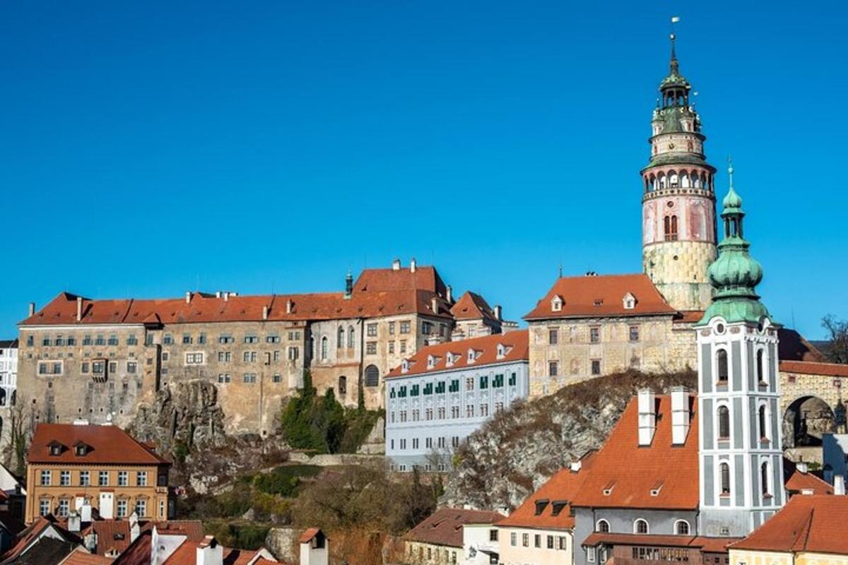 una vista di una città con un castello
