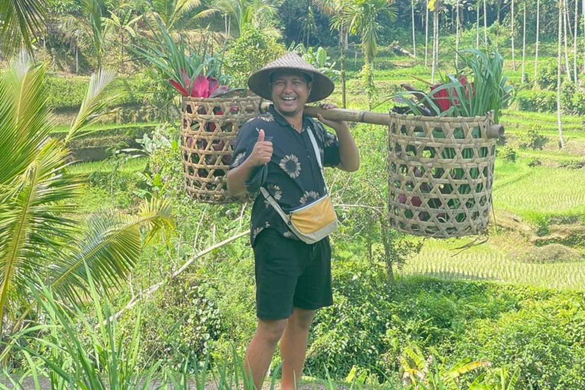 um homem usando um chapéu parado em um campo