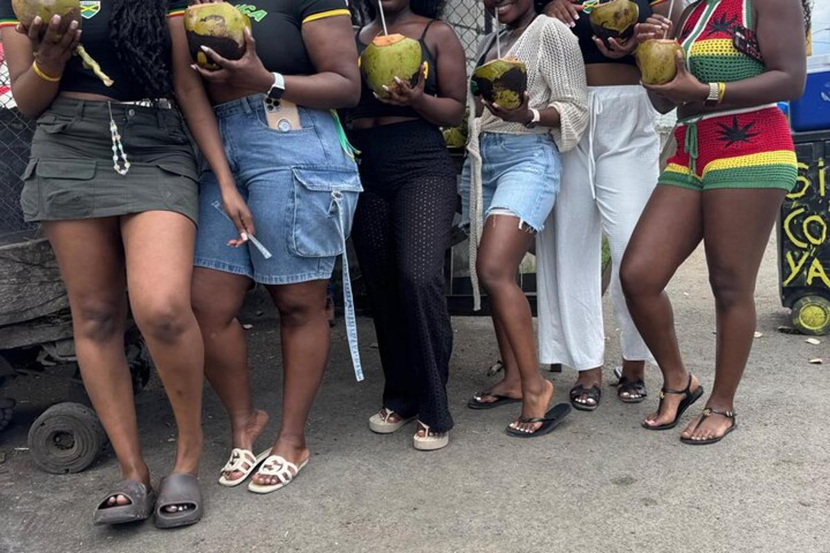 un gruppo di donne in fila che tengono in mano delle noci di cocco