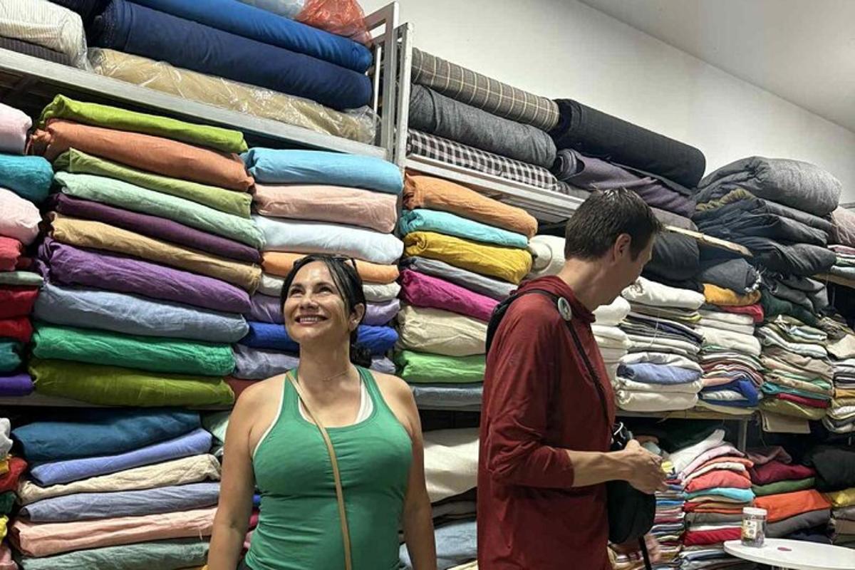 muž a žena stojící před věšanem s oblečením