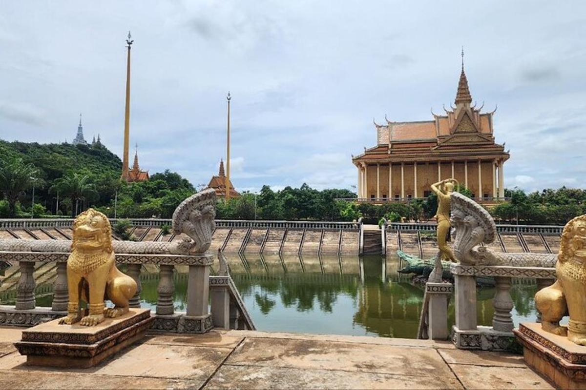 un puente sobre un río con estatuas de leones