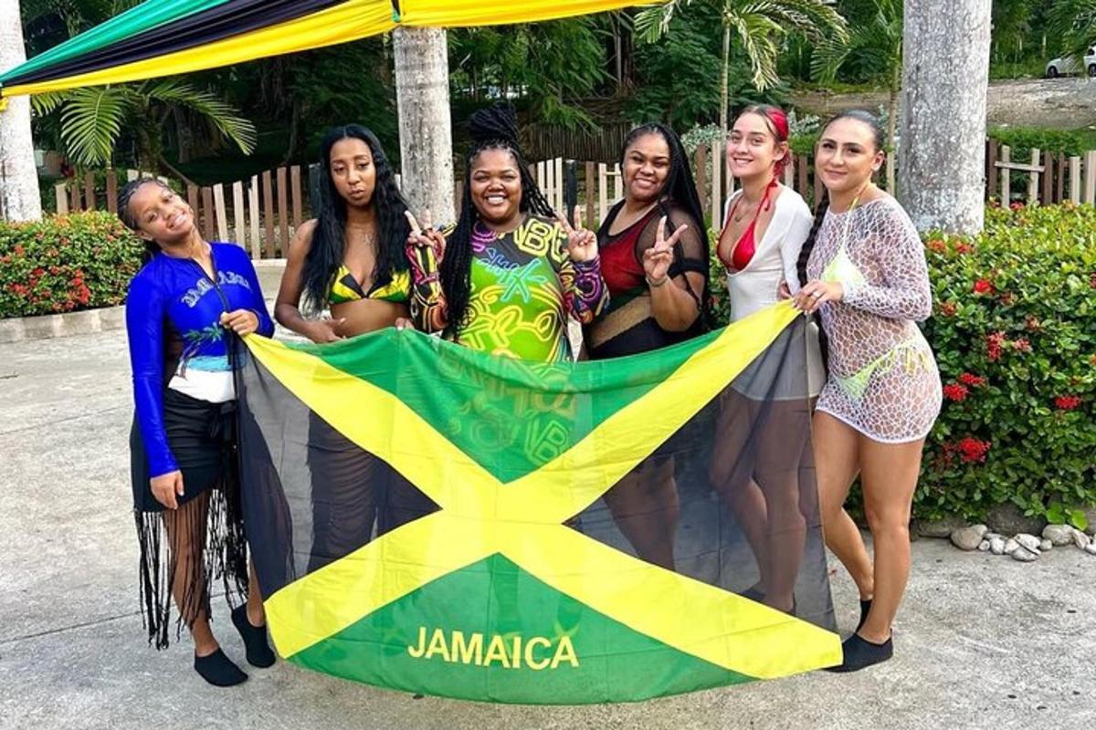 eine Gruppe von Frauen hält eine Flagge