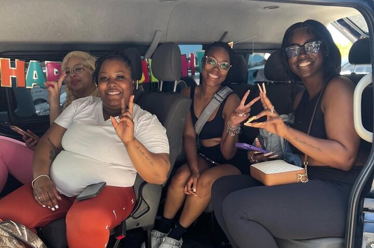 eine Gruppe von Frauen, die hinten in einem Lieferwagen sitzen
