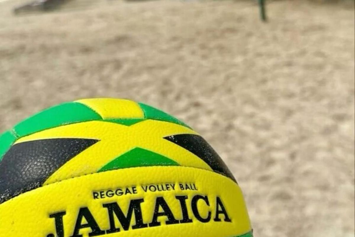 una palla da pallavolo appoggiata sulla spiaggia