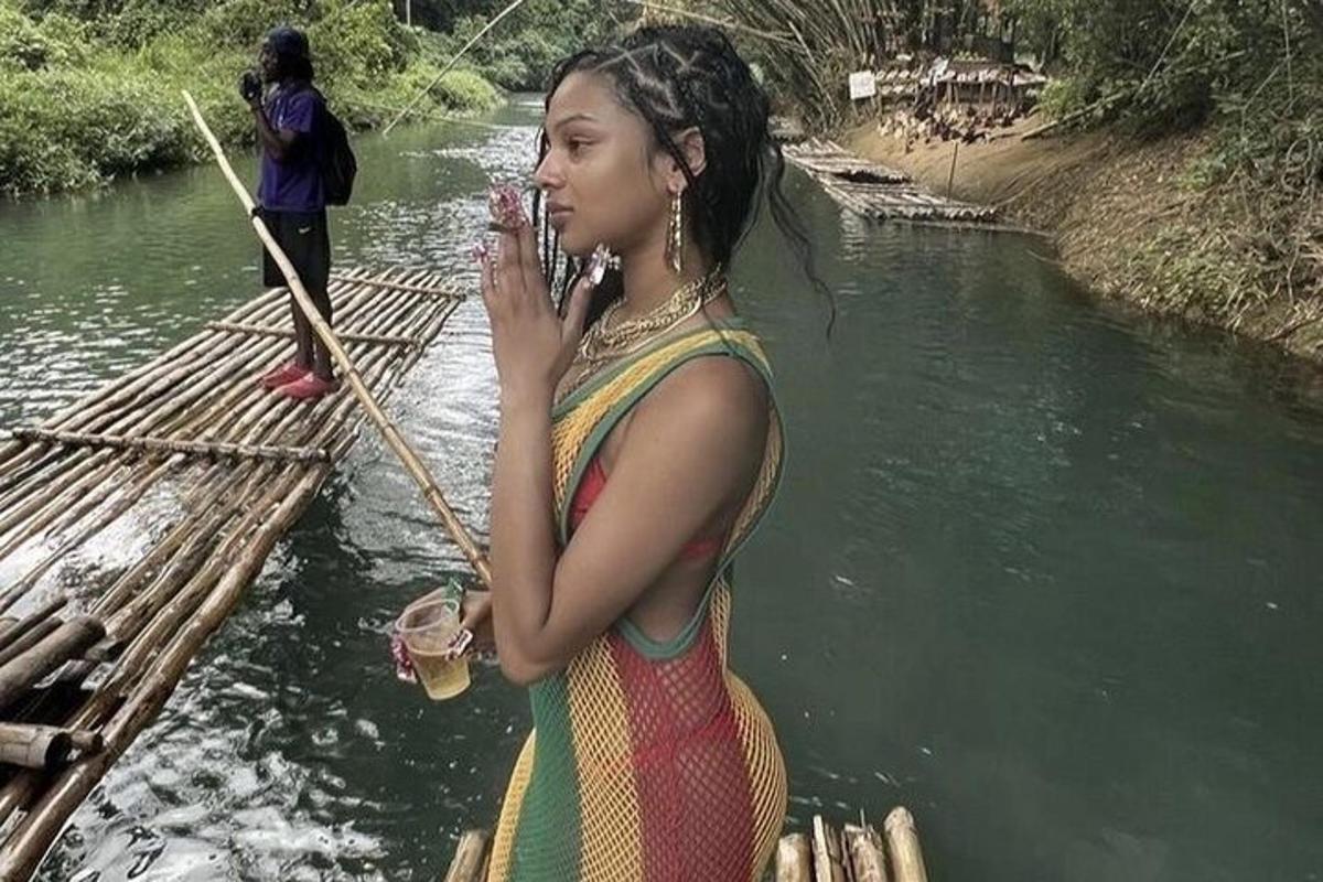 eine Frau steht auf einem Floß im Wasser