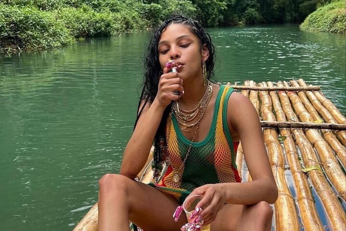 una giovane donna seduta su una zattera in acqua