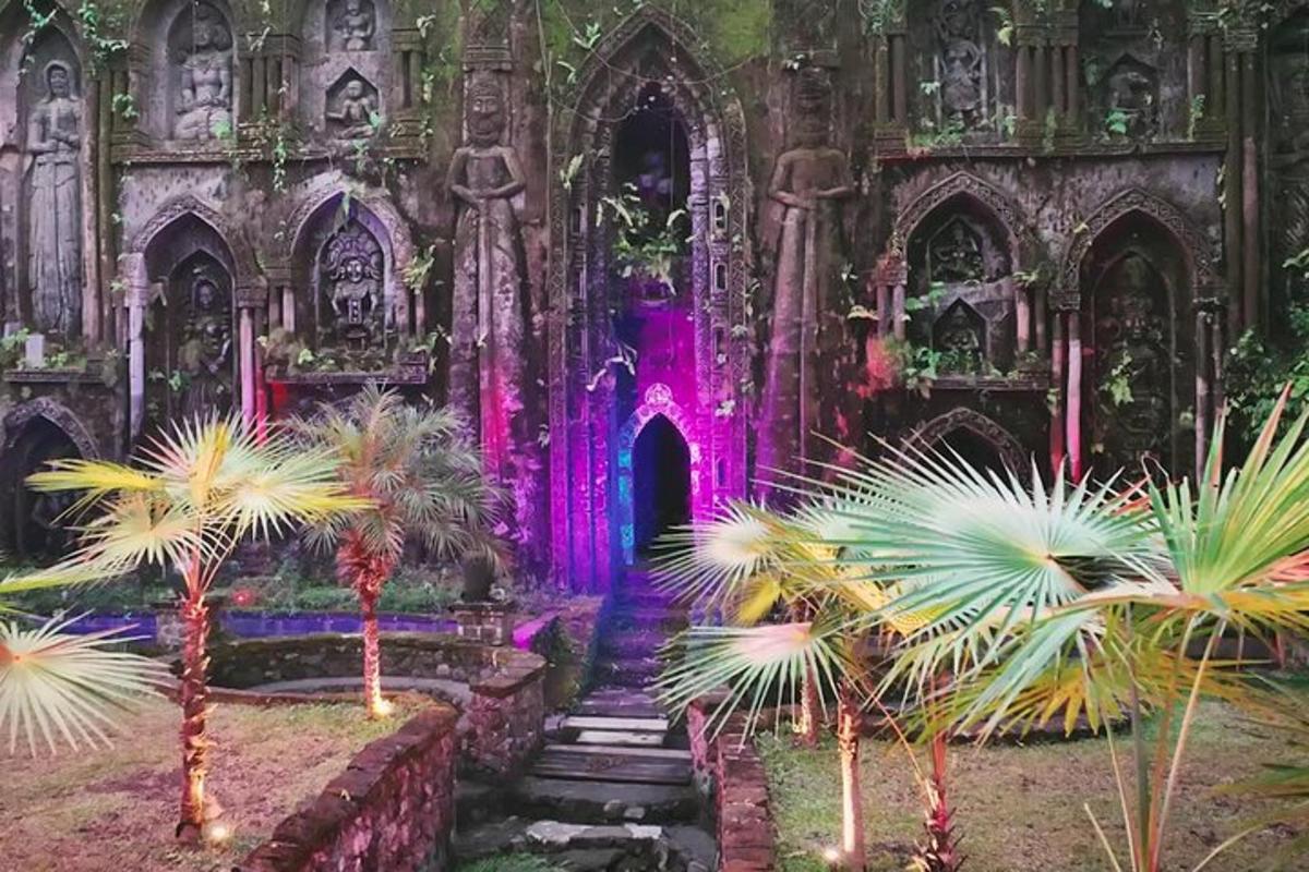 een kerk met palmbomen ervoor