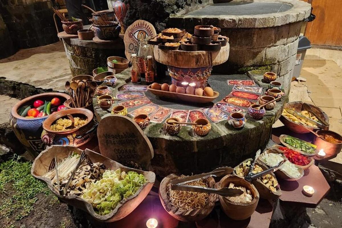 Una mesa llena de comida y tazones de comida