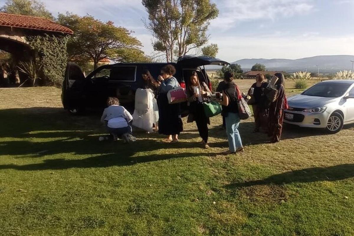un gruppo di persone in piedi davanti a un'auto