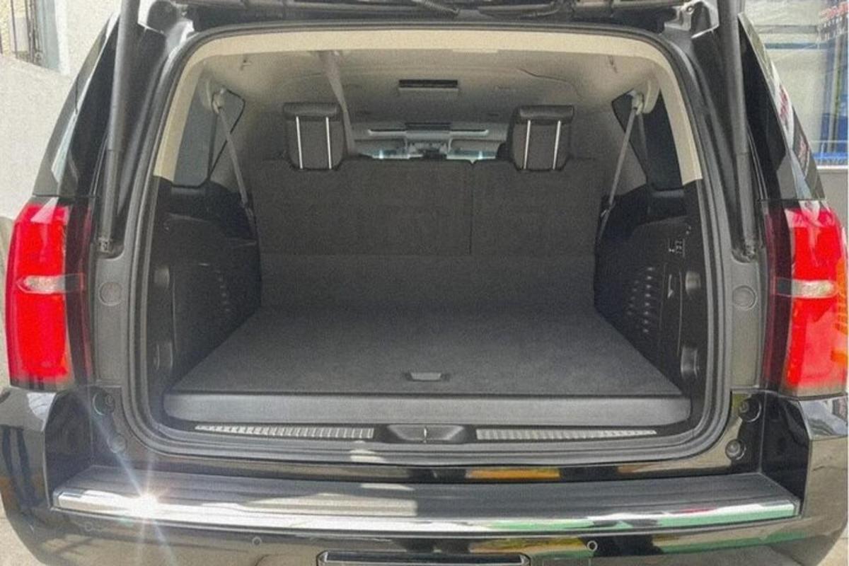 un bagagliaio aperto di un'auto con la portiera posteriore aperta
