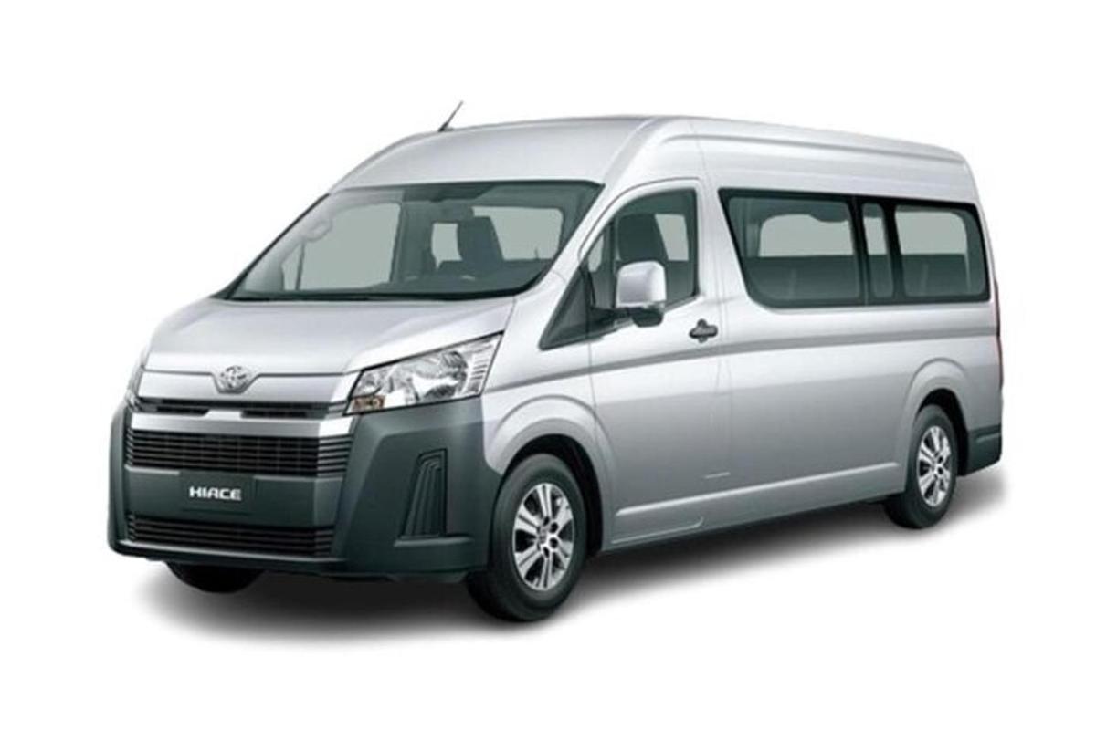 un minibus argenté isolé sur fond blanc