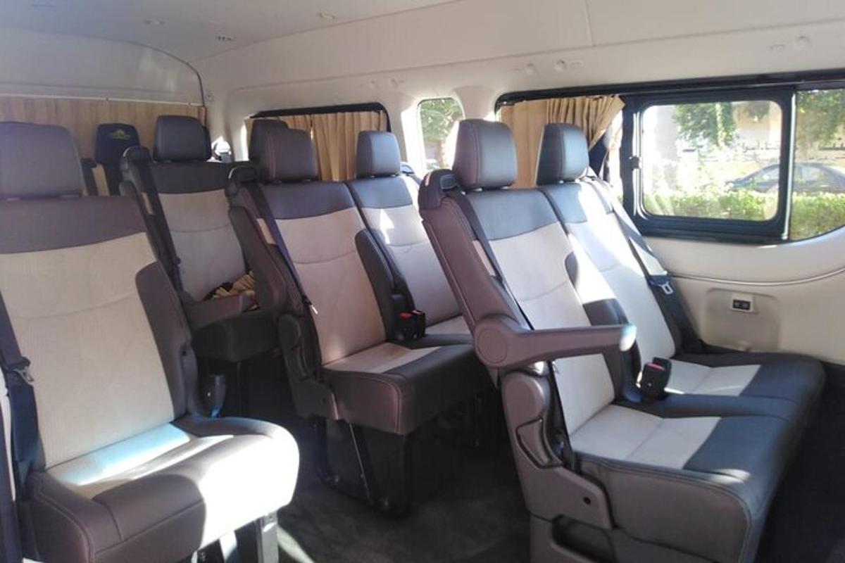 gambar kursi belakang mobil van
