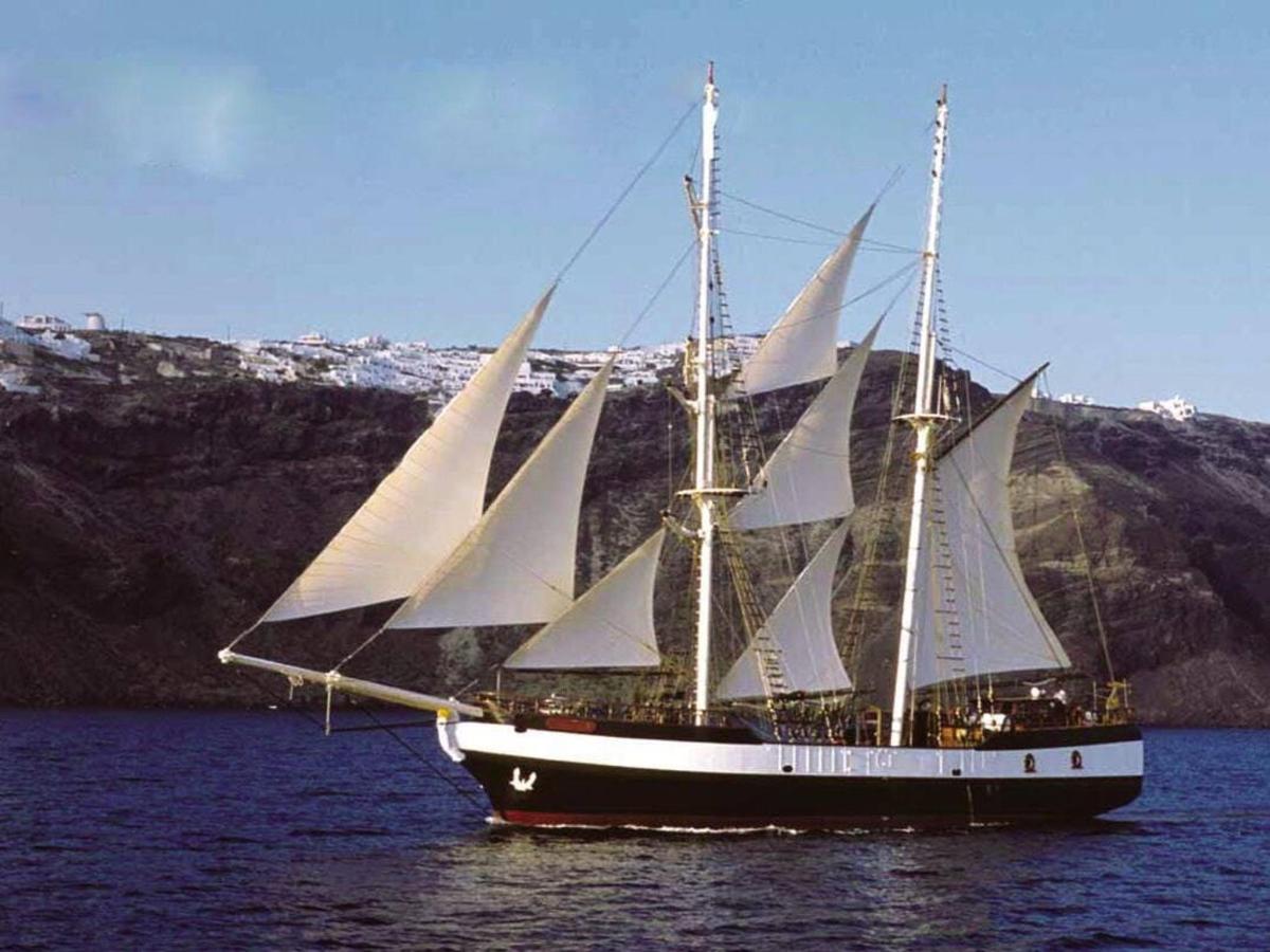 en stor båt med hvite seil i vannet