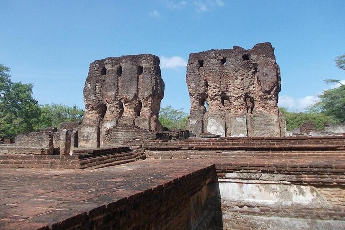 tempel, mille ees on kolm kivist kuju