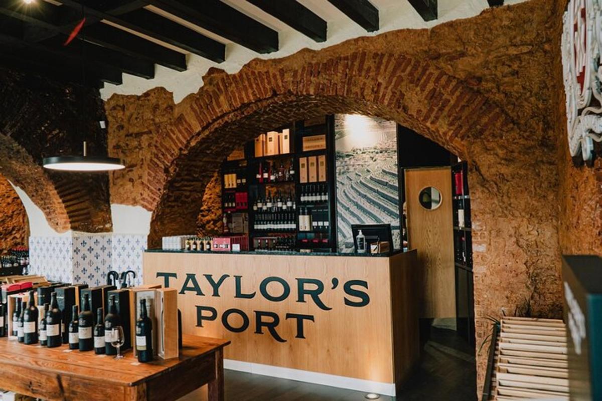vinotéka s cedulí s nápisem Kaylords Port
