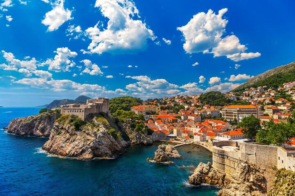 una vista di una città con un ponte sull'acqua
