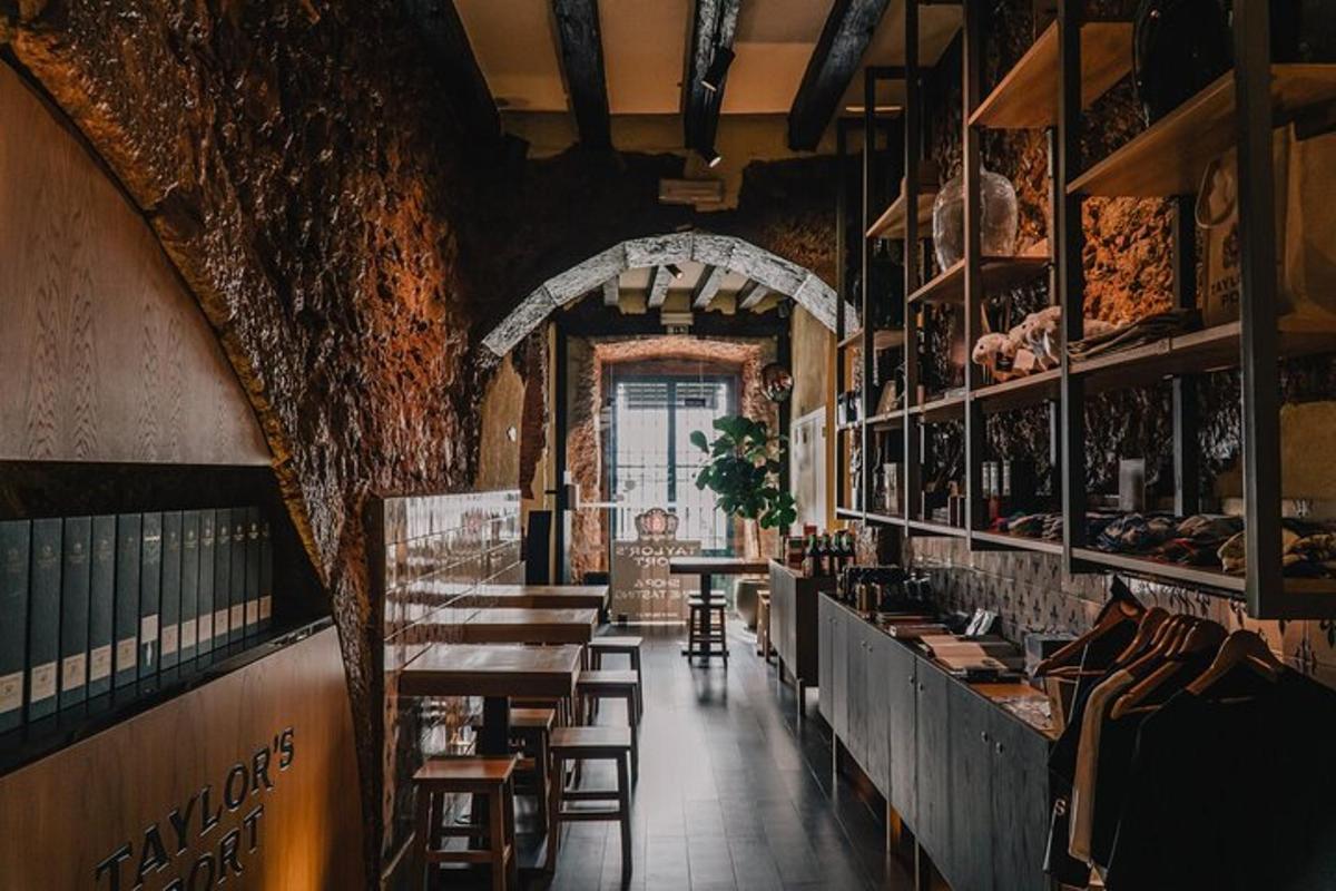 restaurace se stoly a židlemi v místnosti