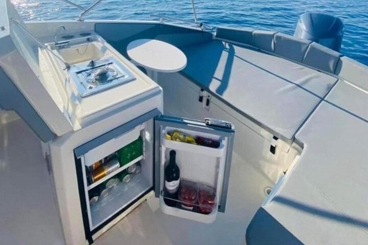 isang maliit na refrigerator sa likod ng isang bangka