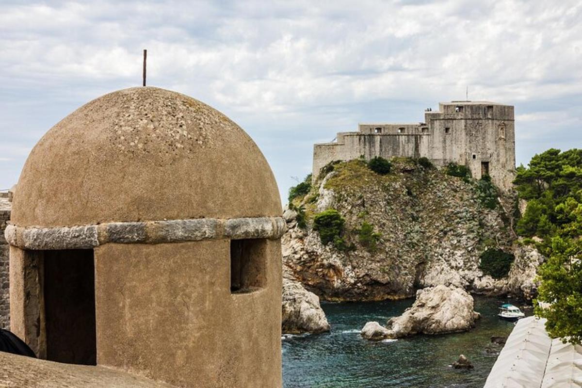 un castell situat sobre una massa d'aigua