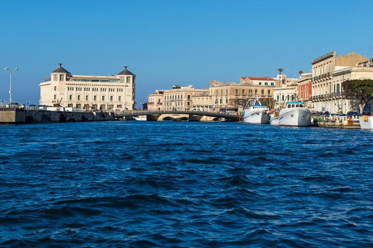 skats uz upi ar ēkām un tiltu
