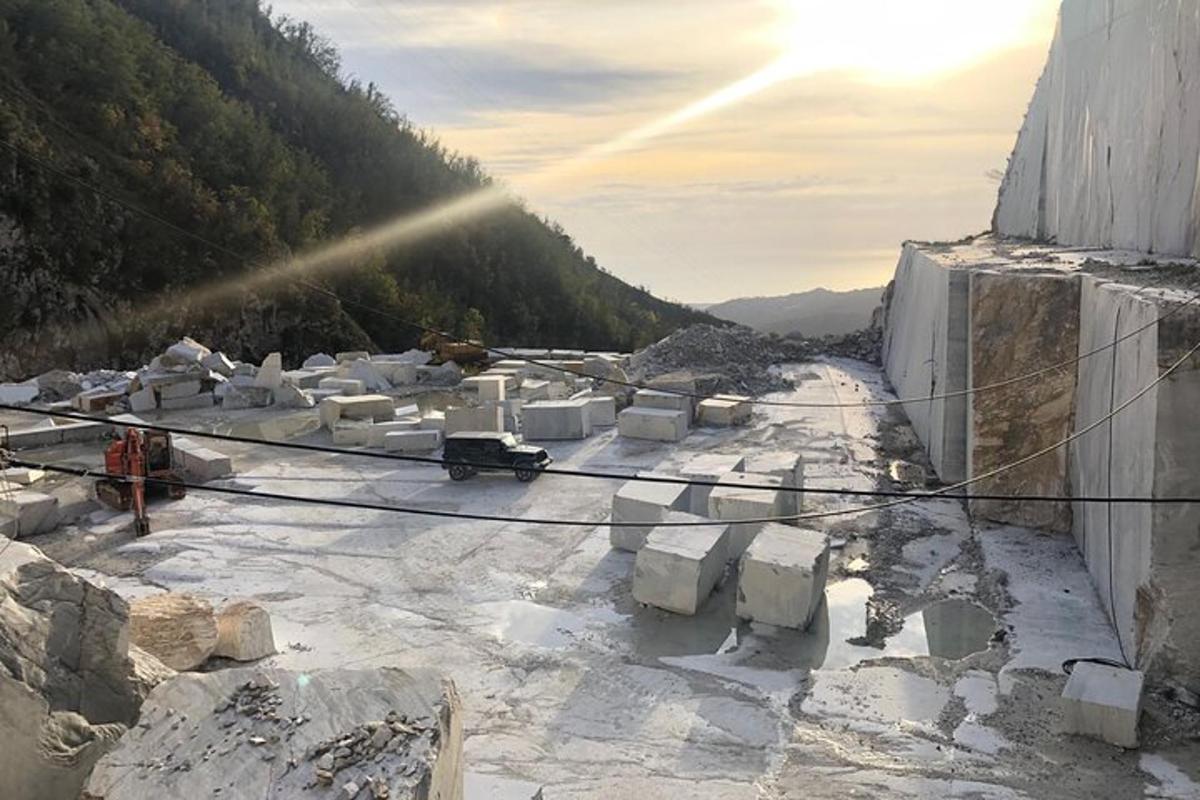 Una vista de un edificio con nieve en el suelo.