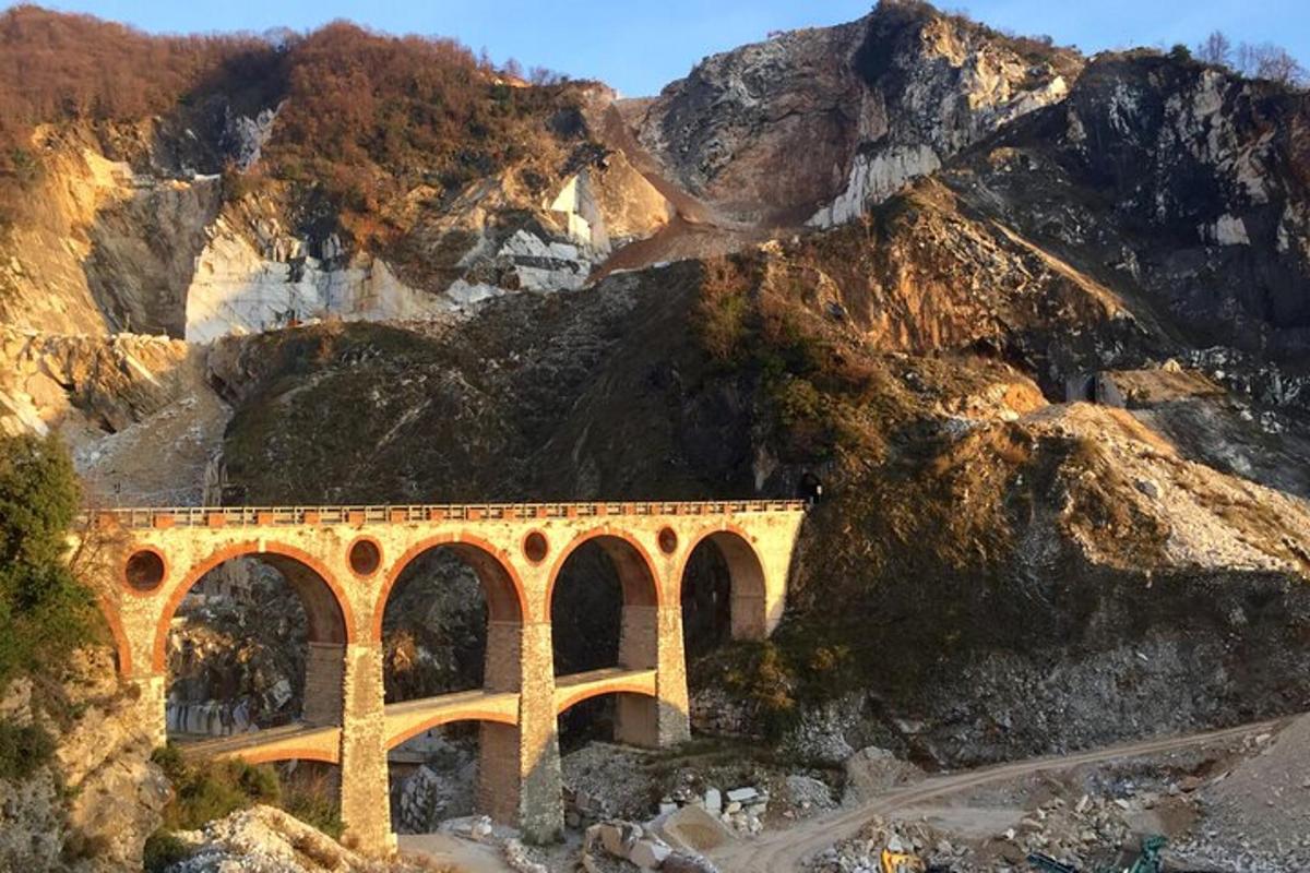 un puente en la ladera de una montaña