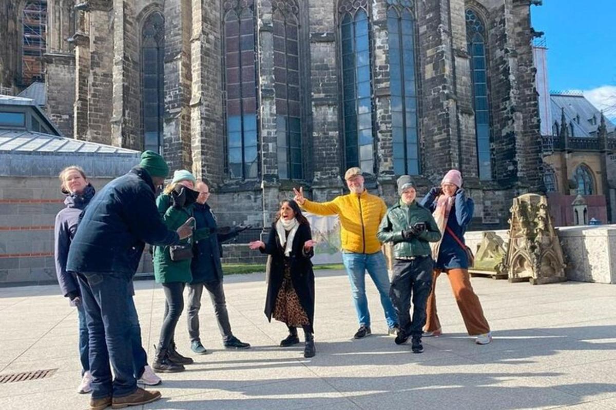 sekumpulan orang berdiri di hadapan sebuah katedral