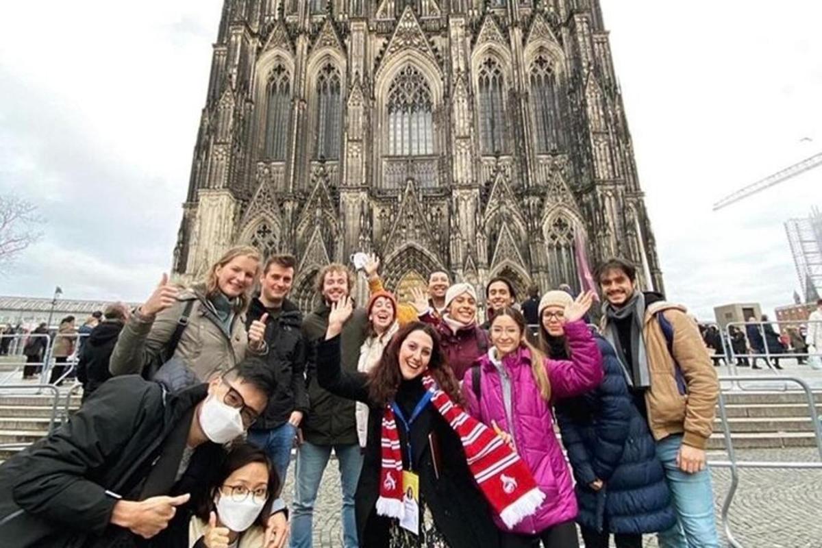 sekumpulan orang bergambar di hadapan sebuah katedral