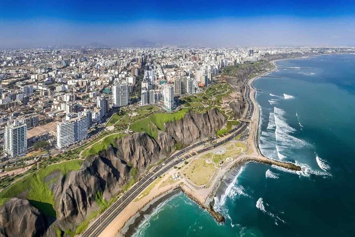 o vedere aeriană a unui oraș și a oceanului