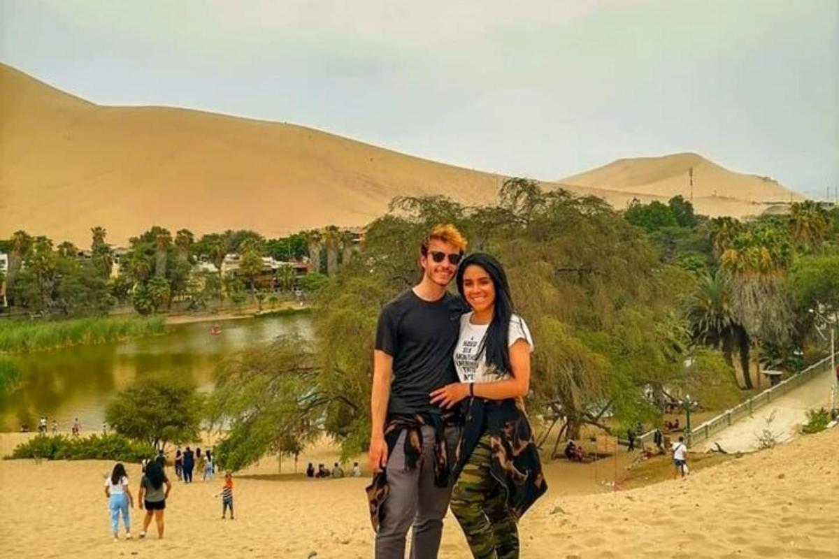 seorang pria dan seorang wanita berdiri di padang pasir