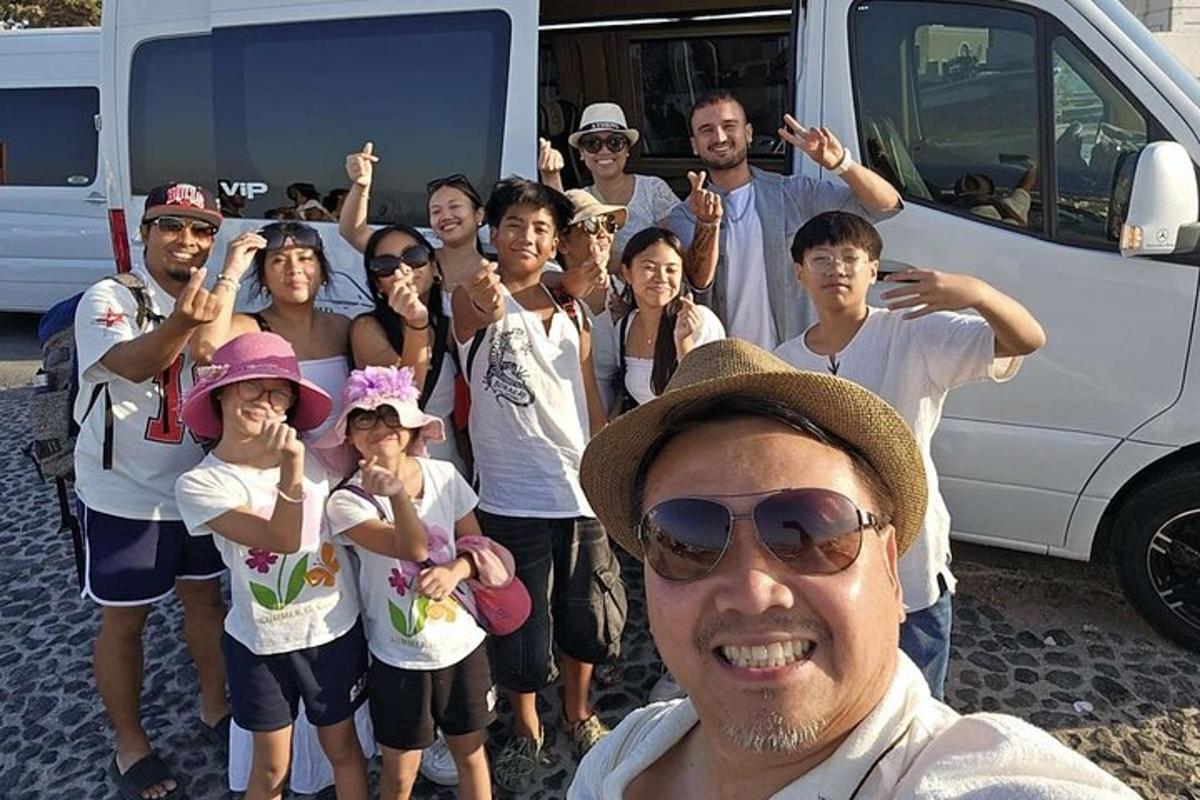 un grup de persones dretes davant d'una furgoneta