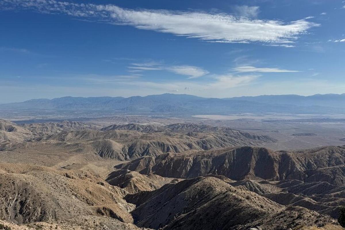 una vista di un deserto con montagne in lontananza