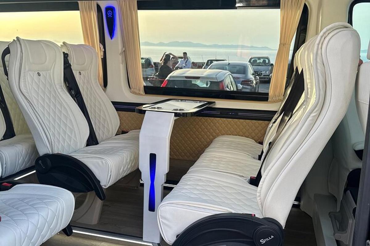 en tom bus med hvide sæder og et vindue