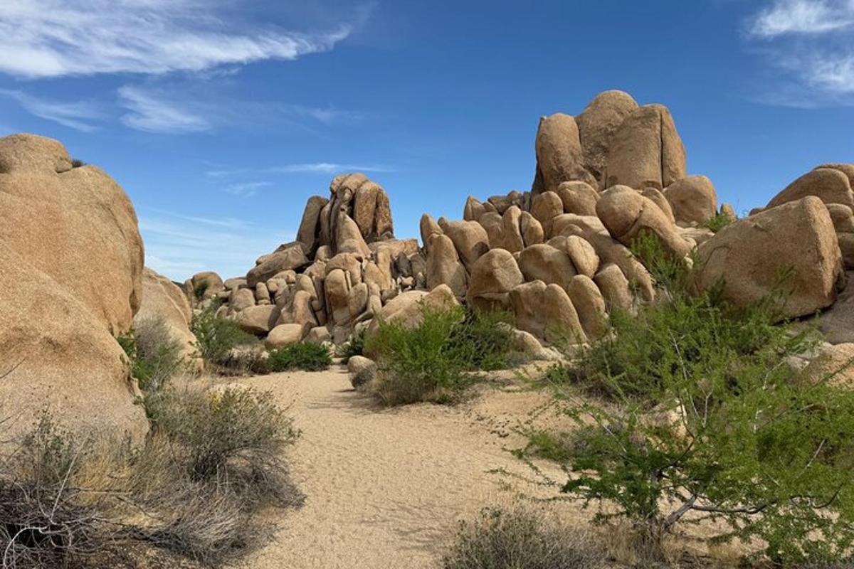 un gruppo di grandi rocce su un sentiero sterrato