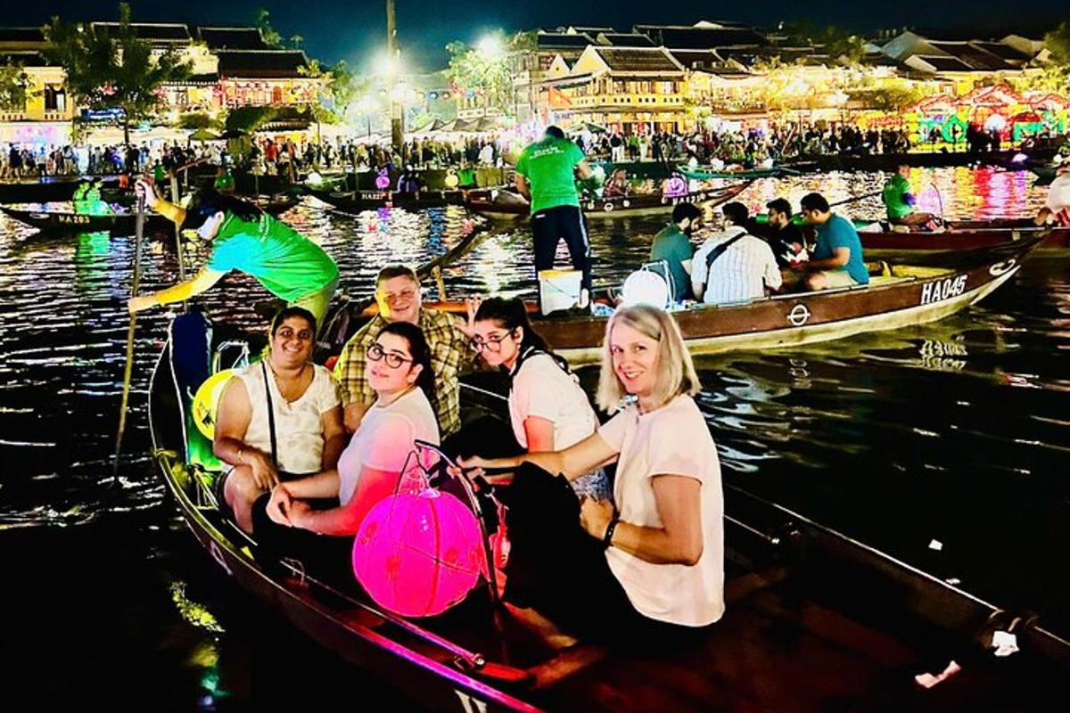 กลุ่มคนกำลังนั่งอยู่ในเรือในน้ำ