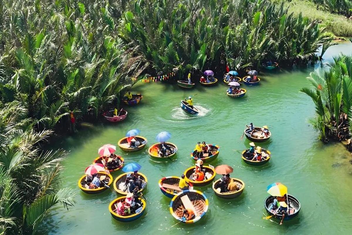 un grup de persones en barques a l'aigua