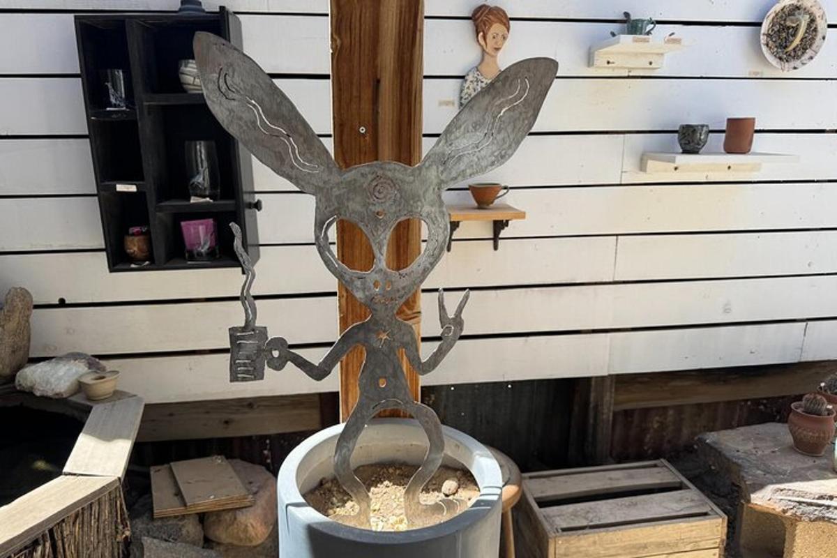 una grande statua di metallo raffigurante una testa di cervo in un secchio