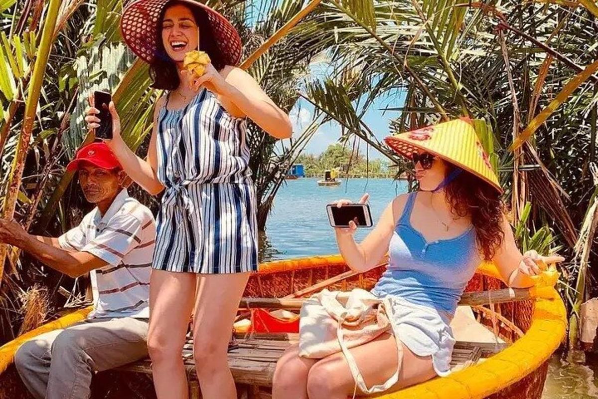 una dona dreta en un vaixell amb gent fent fotos