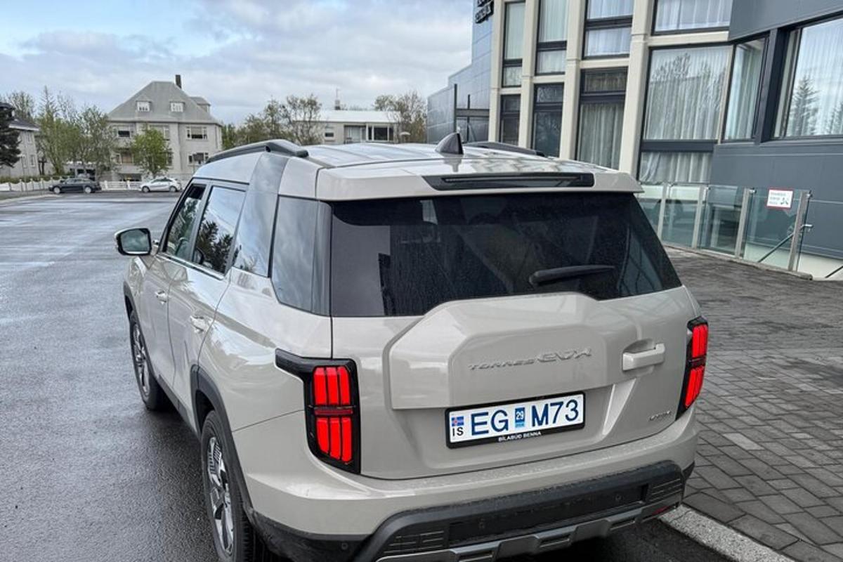 một chiếc xe suv màu trắng đỗ trong bãi đậu xe