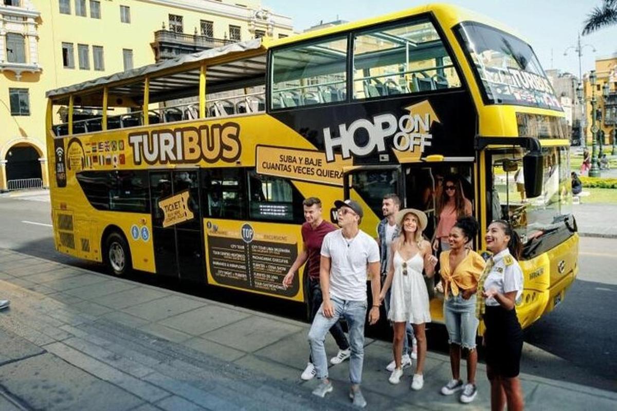 grupp inimesi seisab kahekordse bussi ees