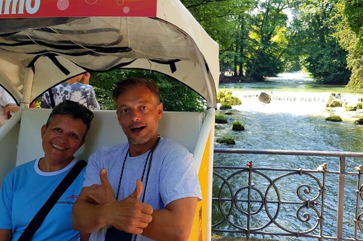 dva muži ukazující palec nahoru na horské dráze
