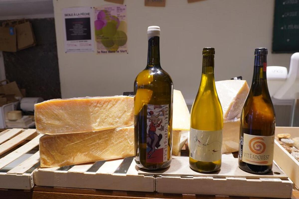 tre bottiglie di vino appoggiate sopra una scatola