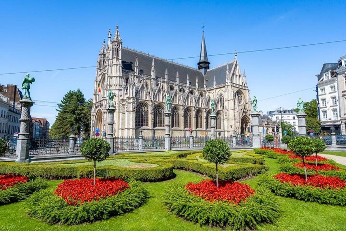 eine große Kathedrale mit einem Garten davor