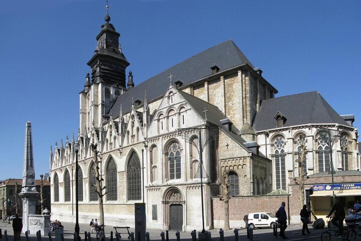 ein großes Gebäude mit einer Kirche mit einem Turm