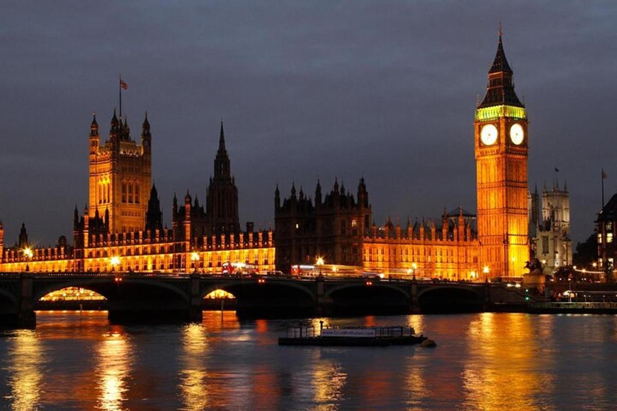bygging með klukkuturni og Big Ben að nóttu til